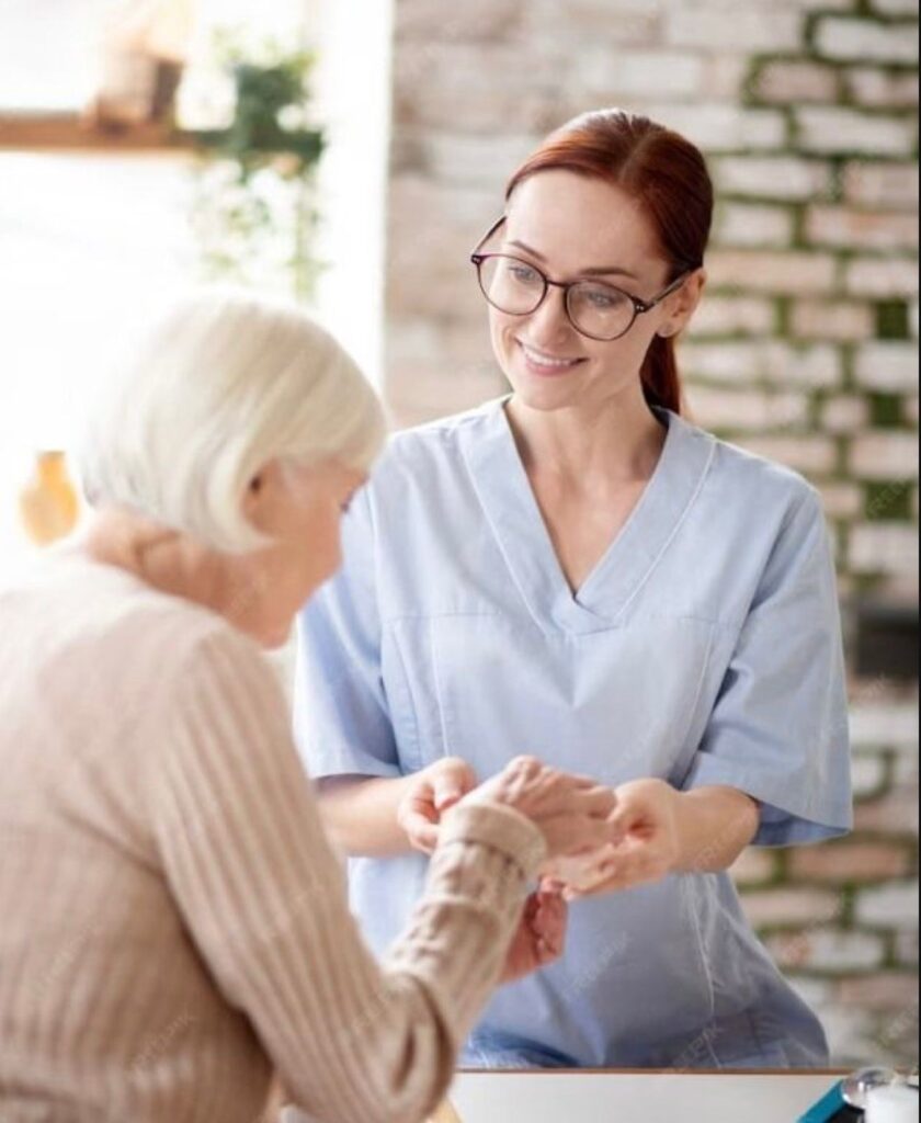 Enfermeira responsável pelas medicações e cuidados com os nosso residentes, no Castellare Residencial Sênior, em São Paulo.