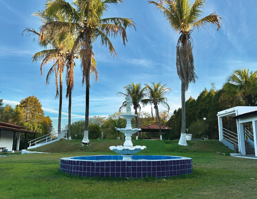 Foto da área externa do Castellare residencial sênior, repleto de natureza e paz.