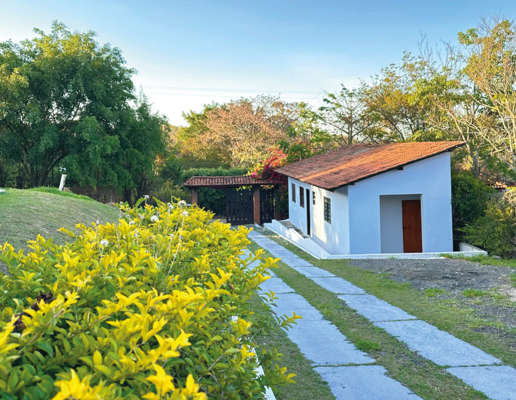 Foto da entrada do Castellare Residencial Sênior, que mostra a nossa recepção, entrada de carros e pedestres, além da natureza. Localizado em Boituva/São Paulo.
