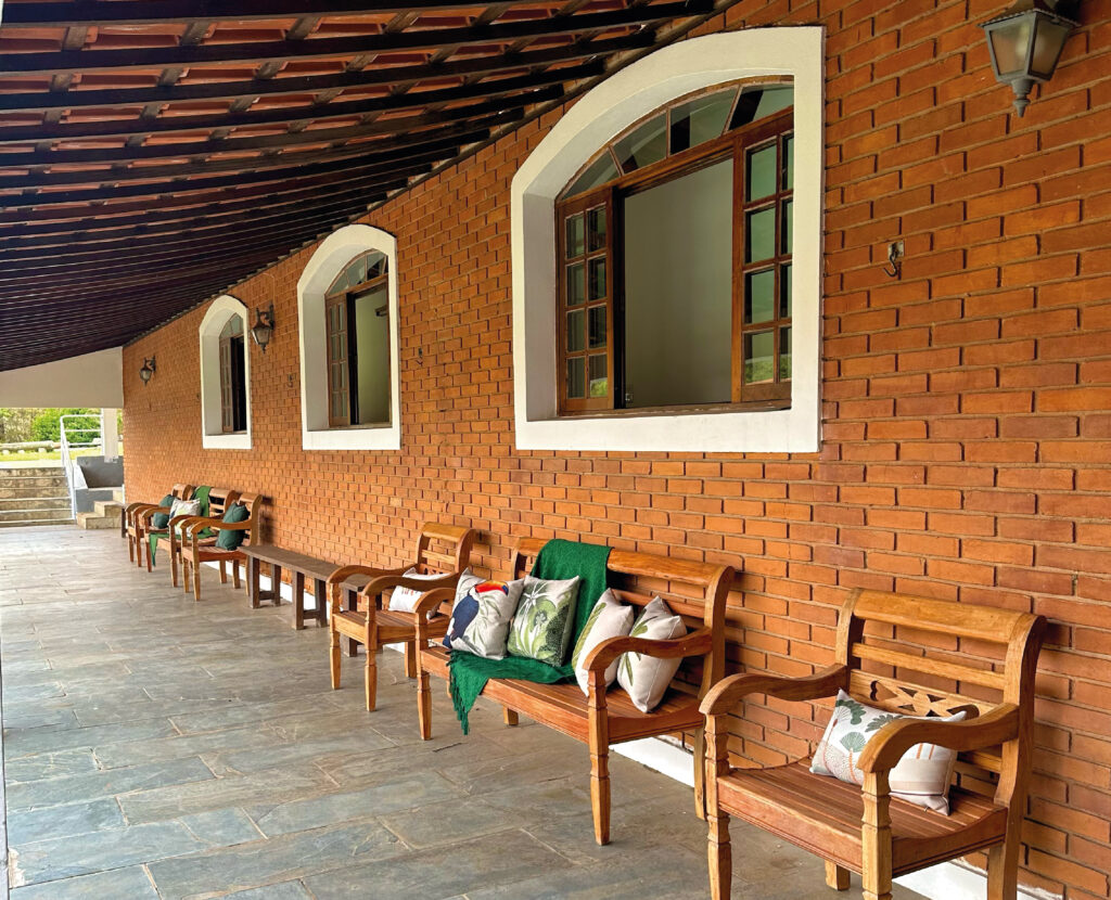 Foto da varanda da área externa do Castellare residencial sênior, um espaço para conversar, apreciar a natureza, fazer atividades e receber visitas, localizado em Boituva, São Paulo.