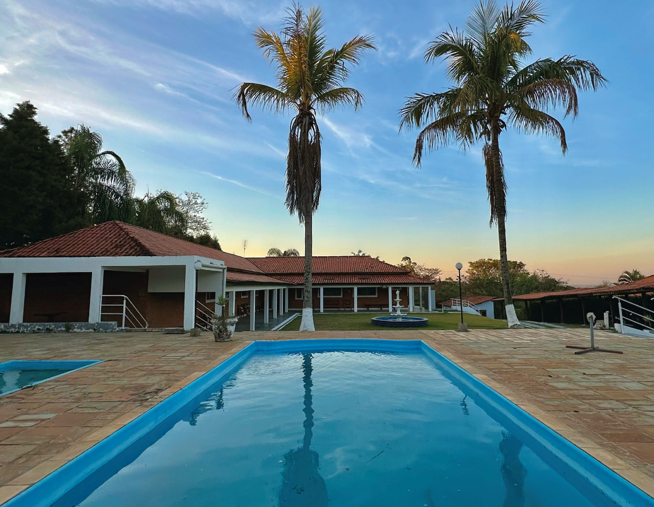 Foto da área externa do Castellare Residencial Sênior, evidenciando a piscina, localizado em Boituva/SP.